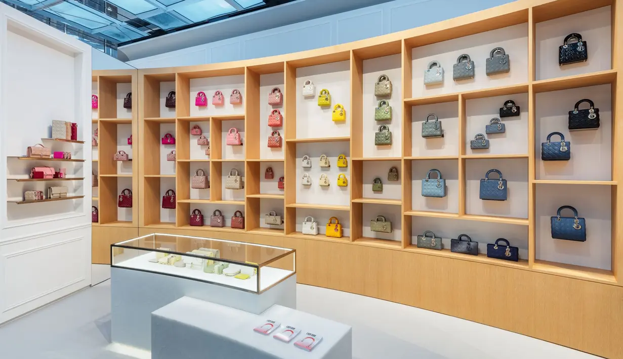 Di pameran ini, Dior memamerkan empat puluh dua interpretasi tas yang belum pernah dilihat sebelumnya oleh oleh dua puluh empat seniman simbolik Korea. [Dok/Dior]