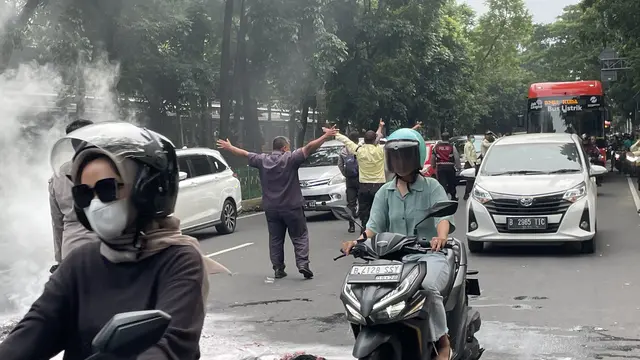 Jalan Raya Lenteng Agung Dibuka Setelah Sempat Diblokade Aksi Demo Mahasiswa Universitas Pancasila