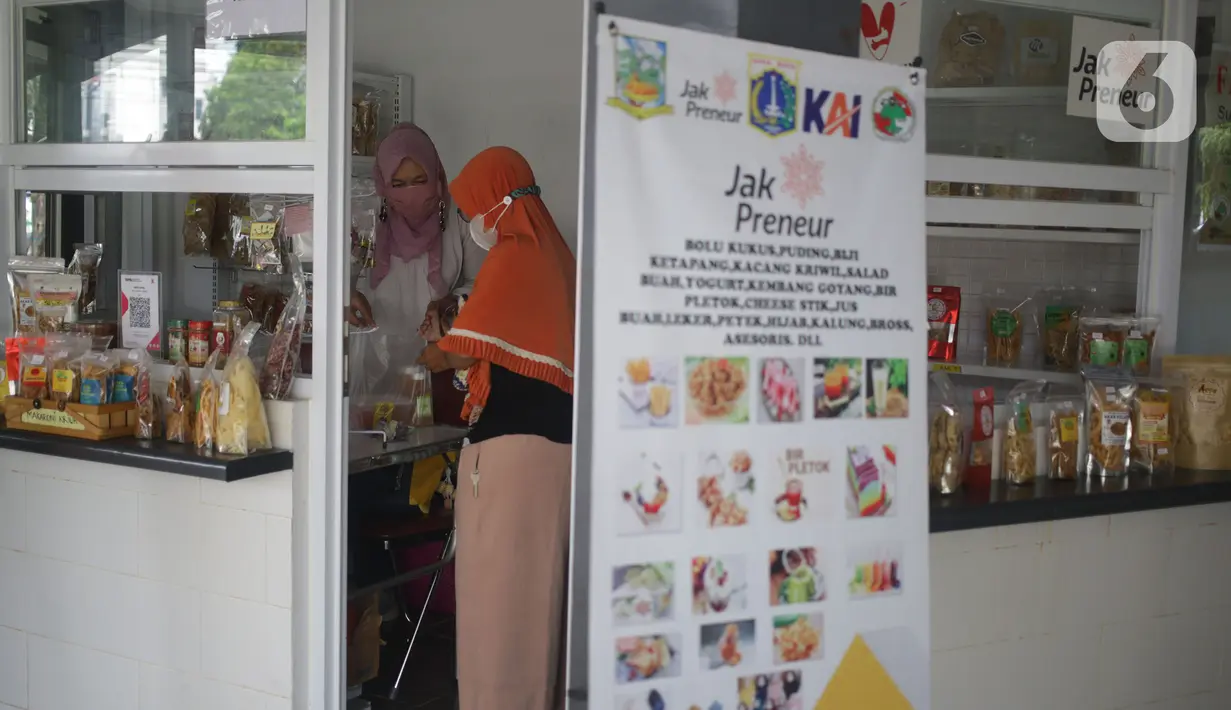 Pelaku usaha mikro, kecil, dan menengah (UMKM) melayani pembeli di kiosnya di kawasan terpadu Stasiun Tebet, Jakarta, Sabtu (6/11/2021). Dinas PPKUKM Provinsi DKI Jakarta menyediakan 72 kios untuk UMKM yang telah bergabung menjadi anggota Jakpreneur.  (Liputan6.com/Herman Zakharia)