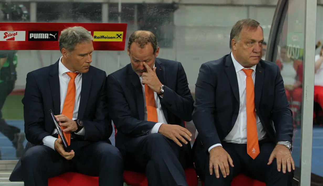 Pelatih Belanda, Danny Blind, bersama tim pelatih Marco van Basten (kiri) dan Dick Advocaat (kanan), saat mendampingi anak asuhnya berlaga melawan Austria. (Bola.com/Reza Khomaini)