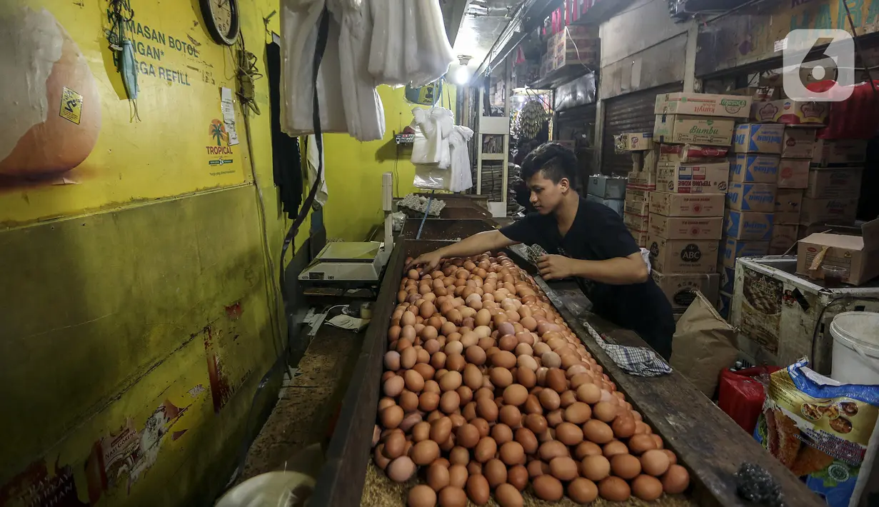 Pedagang menata telur ayam ras di salah satu stan Pasar Kebayoran Lama, Jakarta, Selasa (29/12/2020). Dinas KPKP Provinsi DKI Jakarta menyiapkan operasi pasar guna mengendalikan harga pangan, salah satunya telur ayam yang mengalami kenaikan jelang Tahun Baru 2021. (Liputan6.com/Johan Tallo)