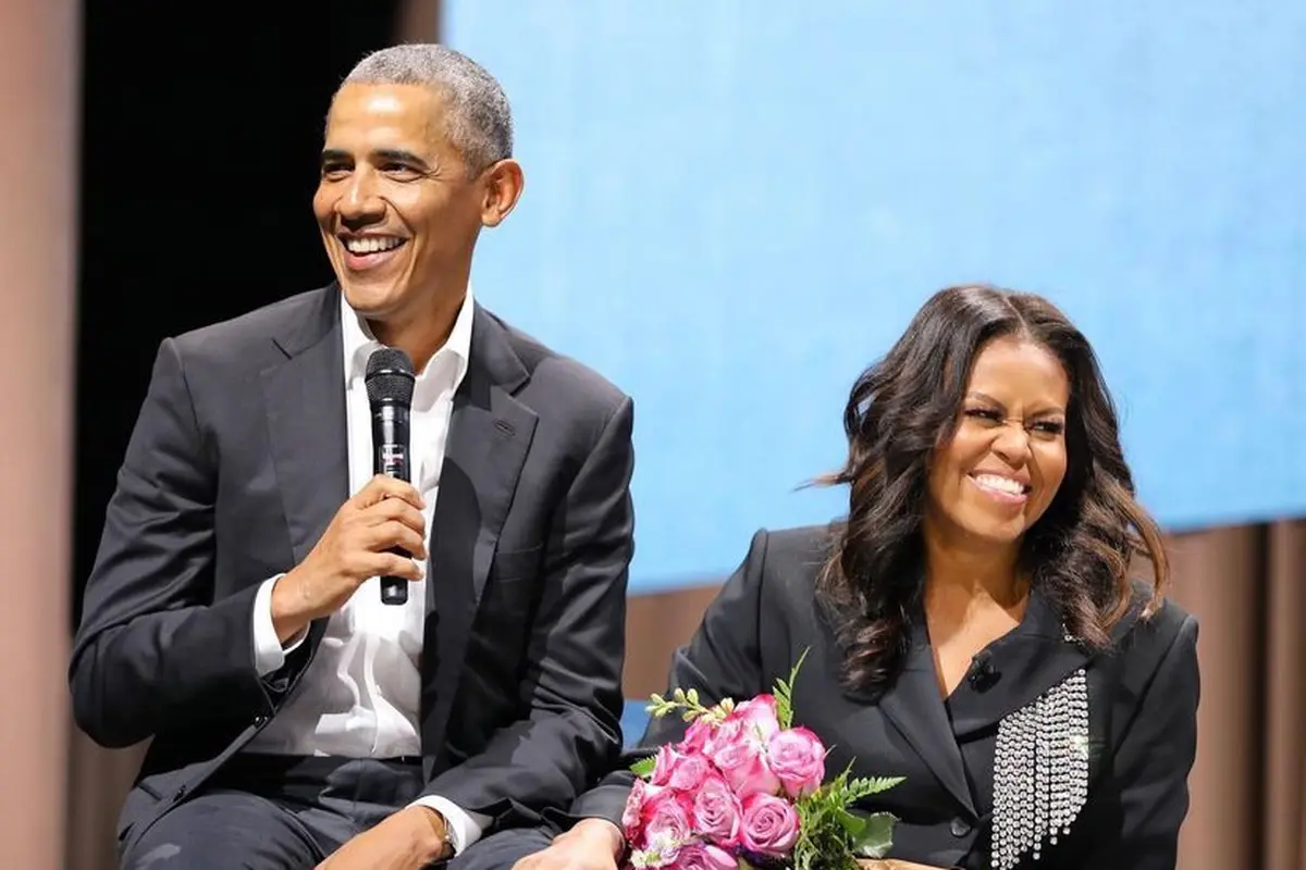 Potret Kompak Barack Obama dan Michelle Pakai Busana Serba Hitam di Momen Perayaan Tahun Baru 2022