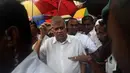 Perdana Menteri Sri Lanka, Ranil Wickremesinghe mengunjungi kota yang terkena banjir, Malwana, di pinggiran Kolombo, Sabtu (21/5/2016). Dikabarkan sekitar 80 orang tewas akibat hujan dan tanah longsor yang melanda Sri Lanka. (AFP Photo/Ishara S Kodikara)