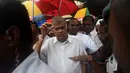 Perdana Menteri Sri Lanka, Ranil Wickremesinghe mengunjungi kota yang terkena banjir, Malwana, di pinggiran Kolombo, Sabtu (21/5/2016). Dikabarkan sekitar 80 orang tewas akibat hujan dan tanah longsor yang melanda Sri Lanka. (AFP Photo/Ishara S Kodikara)