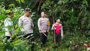 Petugas kepolisian saat mengecek lokasi penemuan mayat di bawah jembatan  Tukad Bangkung, Desa Pelaga, Kecamatan Petang, Kabupaten Badung, pada Jumat (2/1/2026). (Liputan6.com/ Destarita)