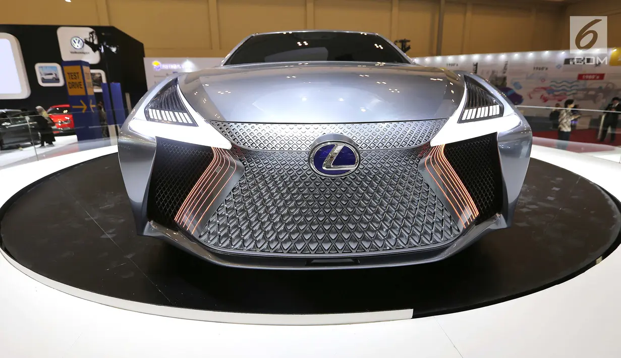Mobil Lexus LS+ diperkenalkan pada GAIKINDO Indonesia International Auto Show (GIIAS) 2018 di ICE BSD, Tangsel, Kamis (2/8). Mobil yang bisa mengemudi sendiri mengusung grille Spindle. (Liputan6.com/Fery Pradolo)
