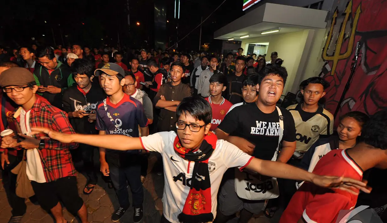 Meski kick off dimulai pukul 21.00 WIB, mereka sudah tiba di lokasi sejak dua jam sebelumnya, 7-11 Trunojoyo, Jaksel, Minggu (2/11/2014) (Liputan6.com/Miftahul Hayat)