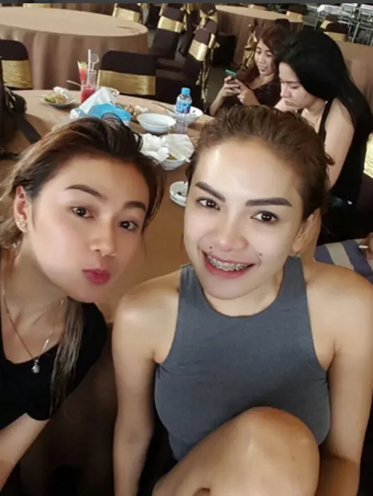 Artis yang kerap tampil seksi, Nikita Mirzani diketahui ditangkap oleh pihak berwajib terkait kasus prostitusi online. Dua hari sebelum digerebek, Nikita bersama kerabatnya ini nampak sedang berada di Bandung. (via instagram/@nikitamirzanimawardi)