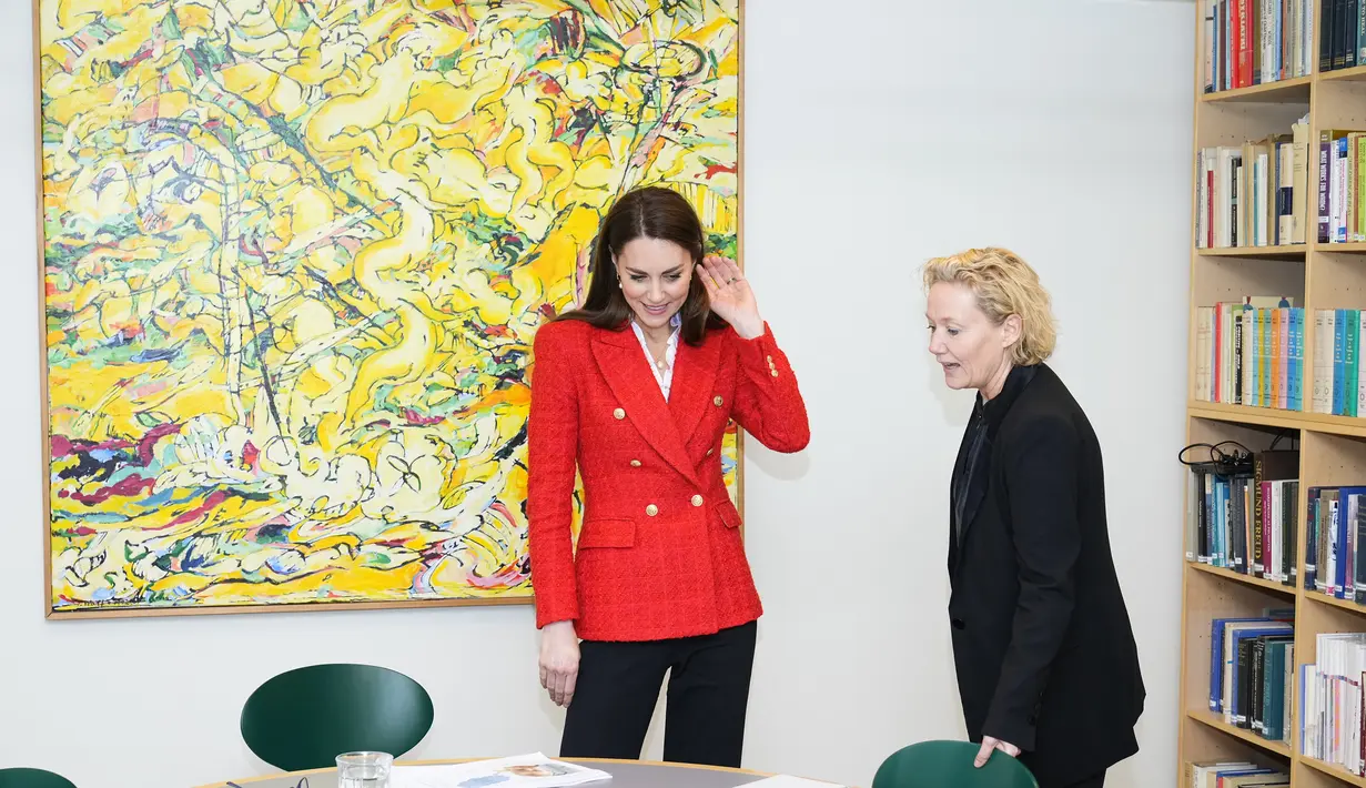 Kate Middleton, Duchess of Cambridge disambut oleh Mette Skovgaard Vaever, Direktur Pusat Intervensi Dini dan Studi Keluarga, saat ia tiba di Program Kesehatan Mental Bayi Kopenhagen, di Universitas Kopenhagen, Denmark (22/2/2022). (Liselotte Sabroe/Ritzau Scanpix/AFP)