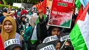 Dalam aksinya, para aktivis pro-Palestina membentangkan pamflet dan spanduk bertuliskan menentang “genosida”. (CHAIDEER MAHYUDDIN/AFP)