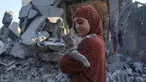 Seorang anak perempuan Palestina menggendong seekor kucing saat dia memeriksa kerusakan setelah pemboman Israel di Rafah di Jalur Gaza selatan, pada 18 Oktober 2023. (SAID KHATIB/AFP)