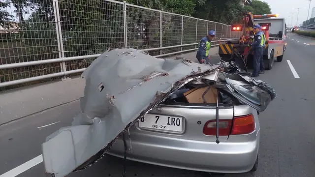 Mobil kecelakaan di jalan tol tepatnya di tanjakan kawasan Artha Gading mengarah Cawang, Jakarta Utara pada Rabu sore (5/7/2023). (Ady Anugrahadi/Liputan6.com)
