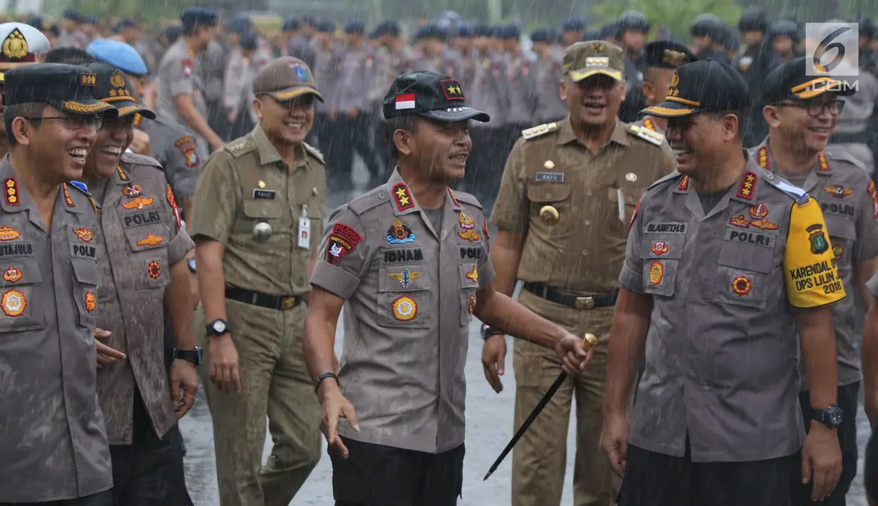 Kapolda Metro Jaya, Irjen Pol Idham Azis (tengah) usai memimpin apel kesiapan pengamanan malam pergantian tahun di kawasan Silang Monas, Jakarta, Senin (31/12). Apel diikuti semua unsur pengamanan. (Liputan6.com/Helmi Fithriansyah)