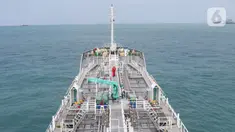 Petugas mengecek kesiapan kapal chemical tanker MT Sinar Morotai milik Samudera Indonesia di perairan Merak Banten, Kamis (5/12/2019). Salah satu armada berjenis chemical tanker ini bermuatan 4.500 KL untuk memenuhi asas cabotage dan transportasi logistik di Indonesia. (Liputan6.com/Angga Yuniar)