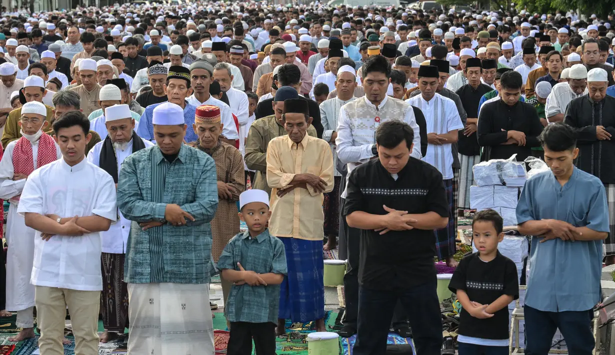 Sejak pagi hari, ribuan umat muslim memenuhi dua ruas jalan di kawasan Jatinegara, Jakart Timur yakni Jalan Jatinegara Barat dan Jalan Matraman Raya, Kelurahan Bali Mester. (BAY ISMOYO/AFP)