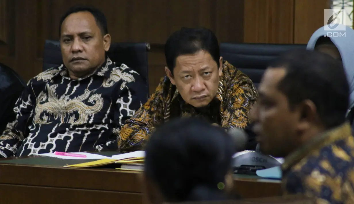 Terdakwa dugaan korupsi pengadaan lahan Bandara Bobong Maluku Utara, Zainal Mus (kiri) dan Ahmad Hidayat Mus menyimak keterangan saksi pada sidang lanjutan di Pengadilan Tipikor, Jakarta, Kamis (20/12). (Liputan6.com/Helmi Fithriansyah)