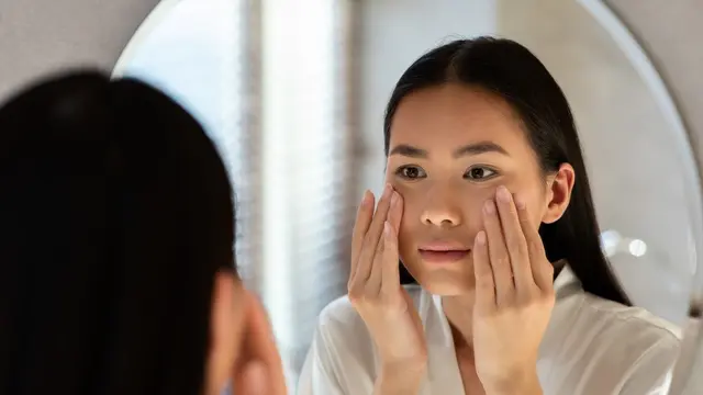 Makeup Sering Crack Setelah Diaplikasikan? Cari Tahu Penyebabnya Sekarang Juga