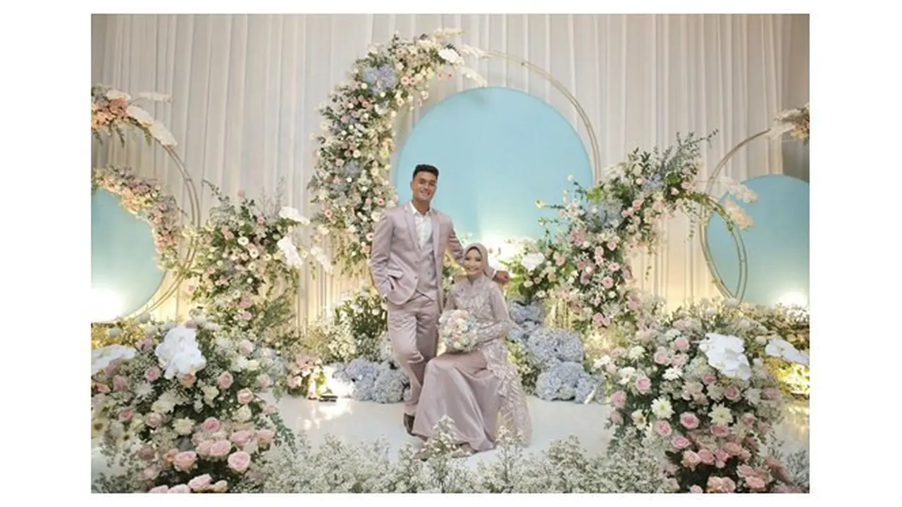 Resmi Menikah, Ini 7 Potret Mesra Muhammad Rafli Pemain Arema FC dan Sang Istri