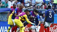 Bek Prancis, Benjamin Pavard (tengah) meluapkan kegembiraan usai merobek jala Argentina, pada laga 16 Besar Piala Dunia 2018, di Kazan Arena, Sabtu (30/6/2018) malam WIB.  (AFP/Benjamin Cremel)