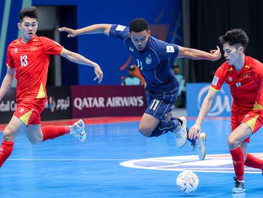 Pemain Timnas Futsal Thailand, Muhammad Osmanmusa (tengah) berusaha melewati penjagaan sejumlah pemain Vietnam dalam laga Grup B Piala Asia Futsal 2026 di Indonesia Arena, Senayan, Jakarta, Sabtu (31/01/2026). (Bola.com/Bagaskara Lazuardi)