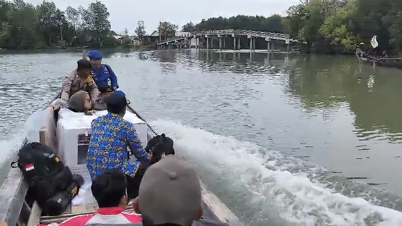 Proses pengawalan logistik Pilkada di Kabupaten Tulangbawang, Lampung harus mengarungi muara yang dihuni buaya. Foto : (Istimewa).