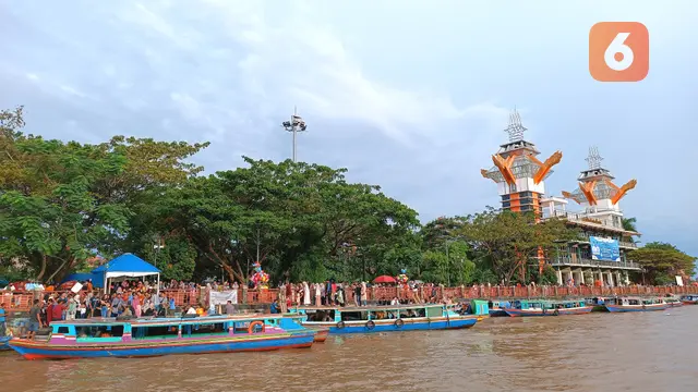 Susur Sungai Martapura kota Banjarmasin Kalimantan Selatan Kalsel Menggunakan Kelotok