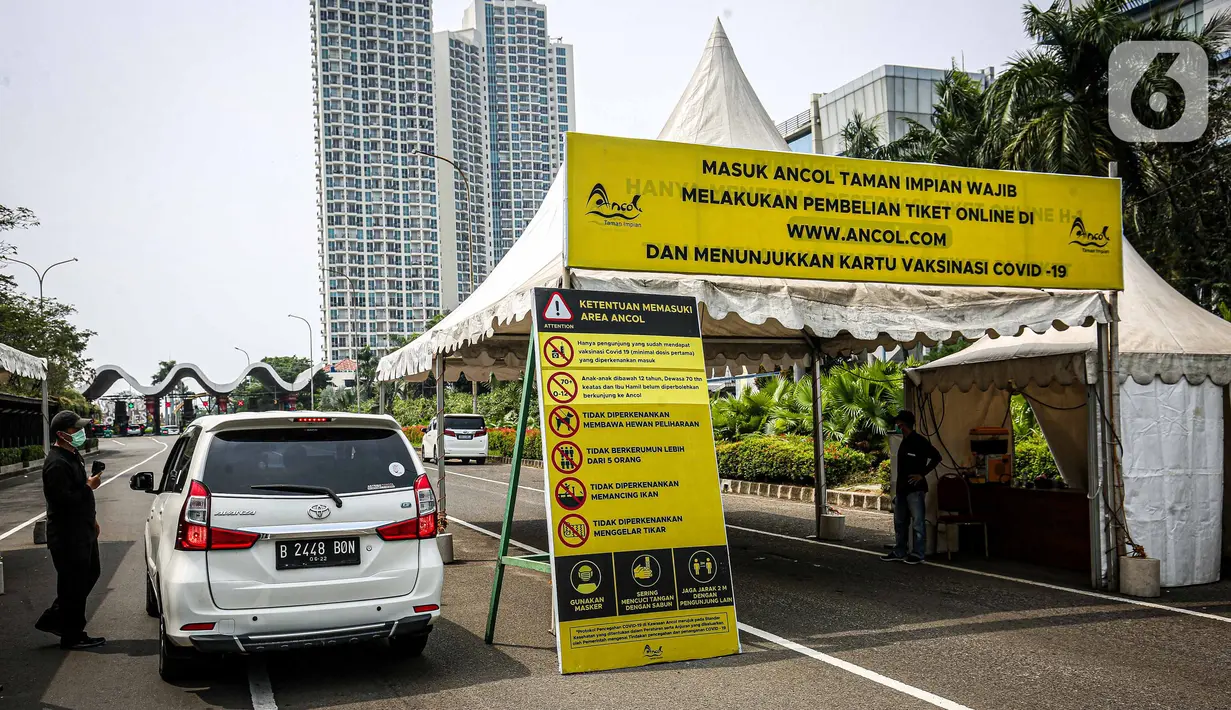 Petugas memeriksa kendaraan pengunjung di  Taman Impian Jaya Ancol, Jakarta, Sabtu (11/10/2021).  Kawasan rekreasi Taman Impian Jaya Ancol menjadi salah satu dari 20 destinasi wisata yang direkomendasikan beroperasi kembali dalam uji coba pembukaan kawasan rekreasi. (Liputan6.com/Faizal Fanani)