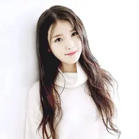 Saat jadi bintang tamu di tallkshow JTBC News Room, IU kembali berbicara tentang Jonghyun SHINee. Ia mengaku begitu kehilangan sang sahabat. (Foto: Allkpop.com)