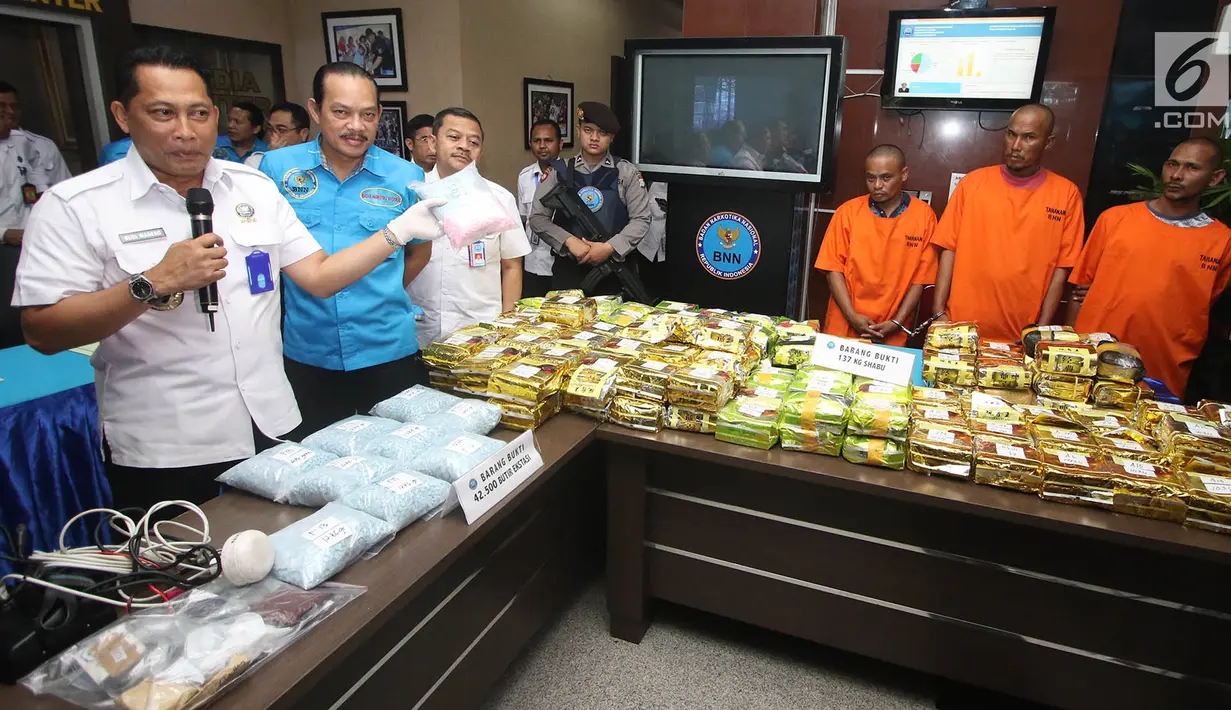 Kepala Badan Narkotika Nasional (BNN) Komjen Pol Budi Waseso (kiri) memberi keterangan saat menunjukkan barang bukti serta tersangka kasus penyelundupan narkotika di Jakarta, Rabu (27/9). (Liputan6.com/Immanuel Antonius)