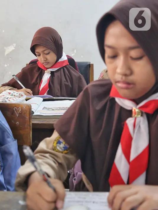 MK meminta pemerintah pusat dan daerah harus menggratiskan pendidikan dasar di SD, SMP, dan madrasah atau sederajat, baik di sekolah negeri maupun swasta, namun secara bertahap. (Liputan6.com/Angga Yuniar)