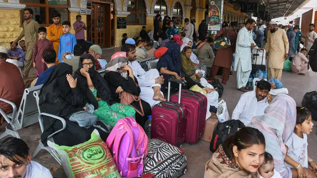 Mudik Idul Fitri 1447 Hijriah, Warga Pakistan Berbondong-bondong Padati Stasiun Kereta