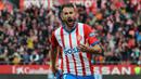 Cristhian Stuani adalah pemain senior sekaligus legenda Girona. Meski sudah berumur 37 tahun, namun penampilan pemain asal Uruguay itu terbilang masih gemilang dan mampu bermain baik dengan tempo yang tinggi. Kehadirannya di lapangan juga terbukti mampu memompa semangat para pemain muda untuk bermain apik. (AFP/Lluis Gene)