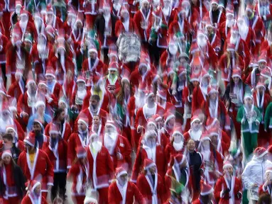 Ribuan orang yang mengenakan kostum Santa Claus berpartisipasi dalam edisi ke-14 lomba Santa Claus, sebuah lari santai sejauh 4,5 km melalui jalan-jalan Madrid pada Minggu 21 Desember 2025. Jelang perayaan Natal, sebuah gelaran lari amal melalui jalan-jalan utama kota Madrid, Spanyol digelar pada Minggu 21 Desember 2025. (OSCAR DEL POZO/AFP)