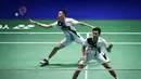 Ganda putra Indonesia Fajar Alfian (kanan) / Muhammad Rian Ardianto (kiri) saat bertanding menghadapi Hendra Setiawan / Mohammad Ahsan pada semifinal Kejuaraan Dunia Bulu Tangkis 2019 di St Jakobshalle, Basel, Swiss, Sabtu (24/8/2019). Hendra / Ahsan melaju ke final. (FABRICE COFFRINI/AFP)