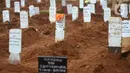 Makam jenazah dengan protokol COVID-19 di TPU Pondok Ranggon, Jakarta, Sabtu (7/11/2020). Pemakaman jenazah dengan protokol COVID-19 dalam sepekan mengalami penurunan, untuk hari ini ada sekitar 20 orang yang datang silih berganti (merdeka.com/Imam Buhori)