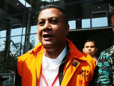 Bupati Mojokerto, Mustofa Kamal Pasa memakai rompi tahanan usai menjalani pemeriksaan oleh penyidik di gedung KPK, Jakarta, Senin (30/4). Mustofa Kamal Pasa resmi ditahan 20 hari kedepan untuk memudahkan pemeriksaan. (Merdeka.com/Dwi Narwoko)