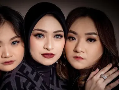 Pada pemotretan terbaru, Nathalie Holscher bareng Tasya Holscher dan Nadya Holscher tampil kompak abis. Saking kompaknya, potret kebersamaan ketiganya dijuluki sebagai sister goals. Pemotretan kali ini mengusung konsep misterius yang memperlihatkan nuansa gelap. (Liputan6.com/IG/@nathalieholscher)
