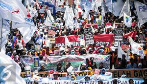 Ribuan buruh dari berbagai elemen melakukan longmarch menuju depan Istana Negara, Jakarta, Kamis (29/9). Dalam aksinya mereka menolak Tax Amnesty serta menaikan upah minumum provinsi (UMP) sebesar Rp650 ribu per bulan. (Liputan6.com/Faizal Fanani)