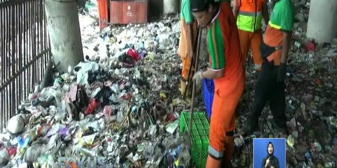 30 Gerobak Motor Bersihkan Sampah di Kolong Tol Wiyoto Wiyono