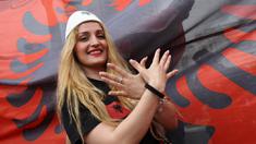 Suporter cantik asal Albania menyaksikan laga Grup A Piala Eropa 2016 melawan Prancis di Stade Velodrome, Prancis, Kamis (16/6/2016). (AFP/Jeam Christophe Magnenet)