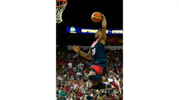 Pebasket Amerika Serikat, DeMar Rozan berusaha mencetak poin pada laga USA Basketball Showcase di Thomas & Mack Center, US, Kamis (13/8/2015). (USA Today Sports/Stephen R. Sylvanie)