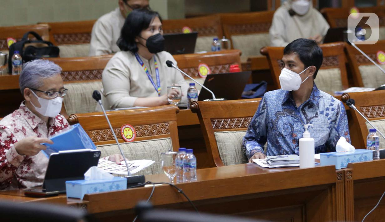 Wakil Menteri Kesehatan Dante Saksono Harbuwono (kanan) mengikuti rapat kerja dengan Komisi IX DPR di Kompleks Parlemen, Senayan, Jakarta, Senin (23/5/2022). Rapat membahas kondisi terkini kasus hepatitis akut dan langkah-langkah penanganannya dan membahas persiapan transisi pandemi menuju endemi termasuk penanganan emerging desease. (Liputan6.com/Angga Yuniar)