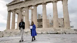 Barack Obama bersama Eleni Banou berjalan mengelilingi situs peninggalan Parthenon saat berkunjung ke Athena, Yunani (16/11). Dalam kunjungan ini Obama meyakinkan negara sekutu Amerika Serikat untuk mempertahankan hubungan baik. (AFP/Brendan Smialowski)