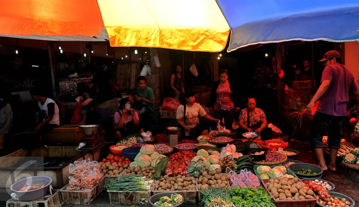 Aktivitas jual beli di Pasar Kebayoran Lama, Jakarta, Kamis (27/8/2015). Naiknya harga kebutuhan pokok membuat pembeli mengurangi pembelian bahan makanan hingga menyebabkan daya beli masyarakat turun. (Liputan6.com/Johan Tallo)