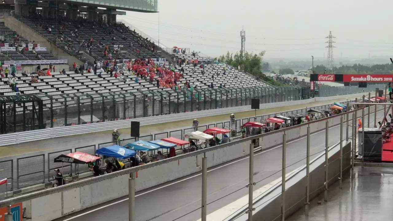 Cuaca di Sirkuit Suzuka, Jepang tergolong ekstrim, tapi hal itu tak memengaruhi animo penonton