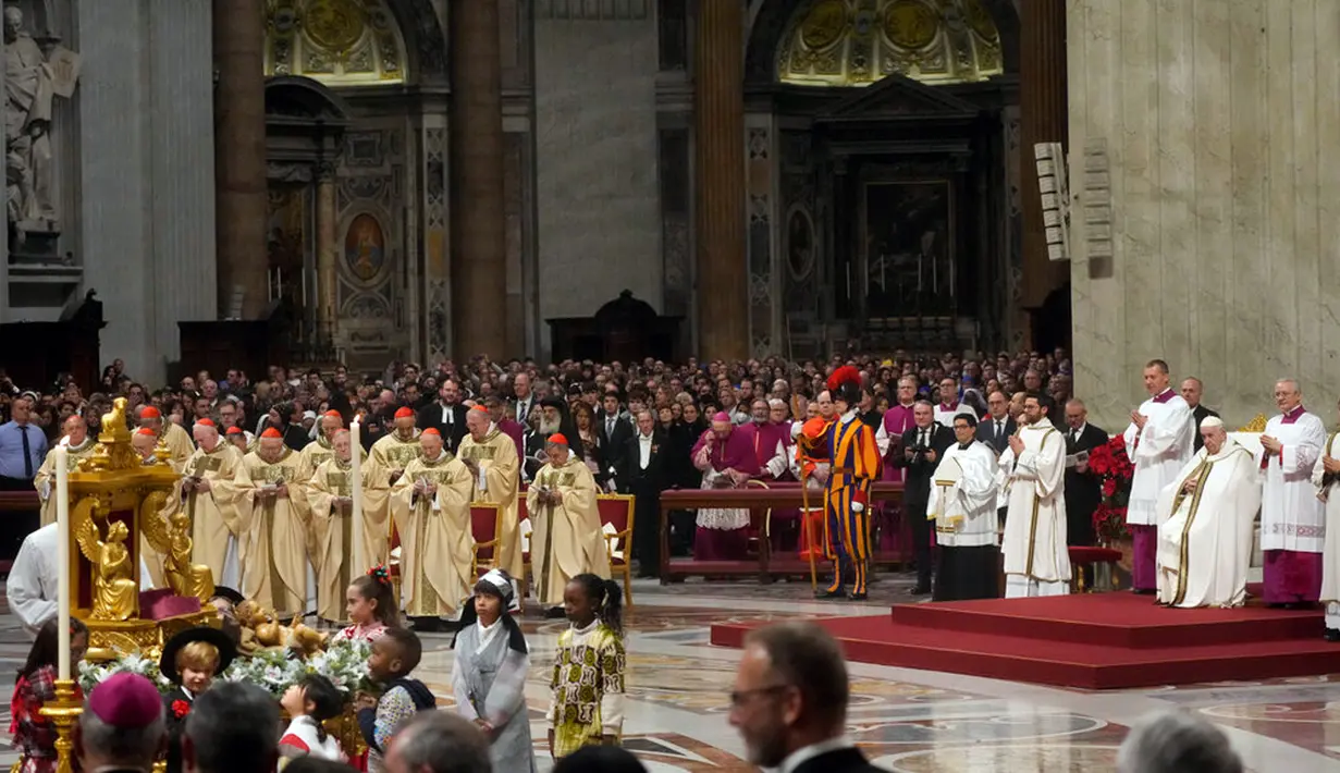 Paus Fransiskus (ketiga kanan) memimpin Misa Malam Natal di Basilika Santo Petrus, Vatikan, 24 Desember 2022. Puluhan ribu umat Katolik yang taat dari seluruh dunia berkumpul menghadiri acara tersebut. (AP Photo/Gregorio Borgia)