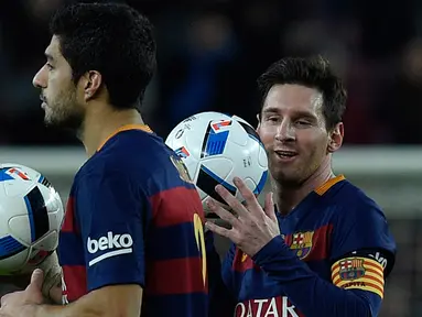 Penyerang Barcelona, Luis Suarez (kiri) dan Lionel Messi membawa bola usai pertandingan piala Copa del Rey melawan Valencia di Stadion Camp Nou, (3/2/2016). Barcelona menang telak atas Valencia dengan skor 7-0. (AFP PHOTO/Lluis GENE)