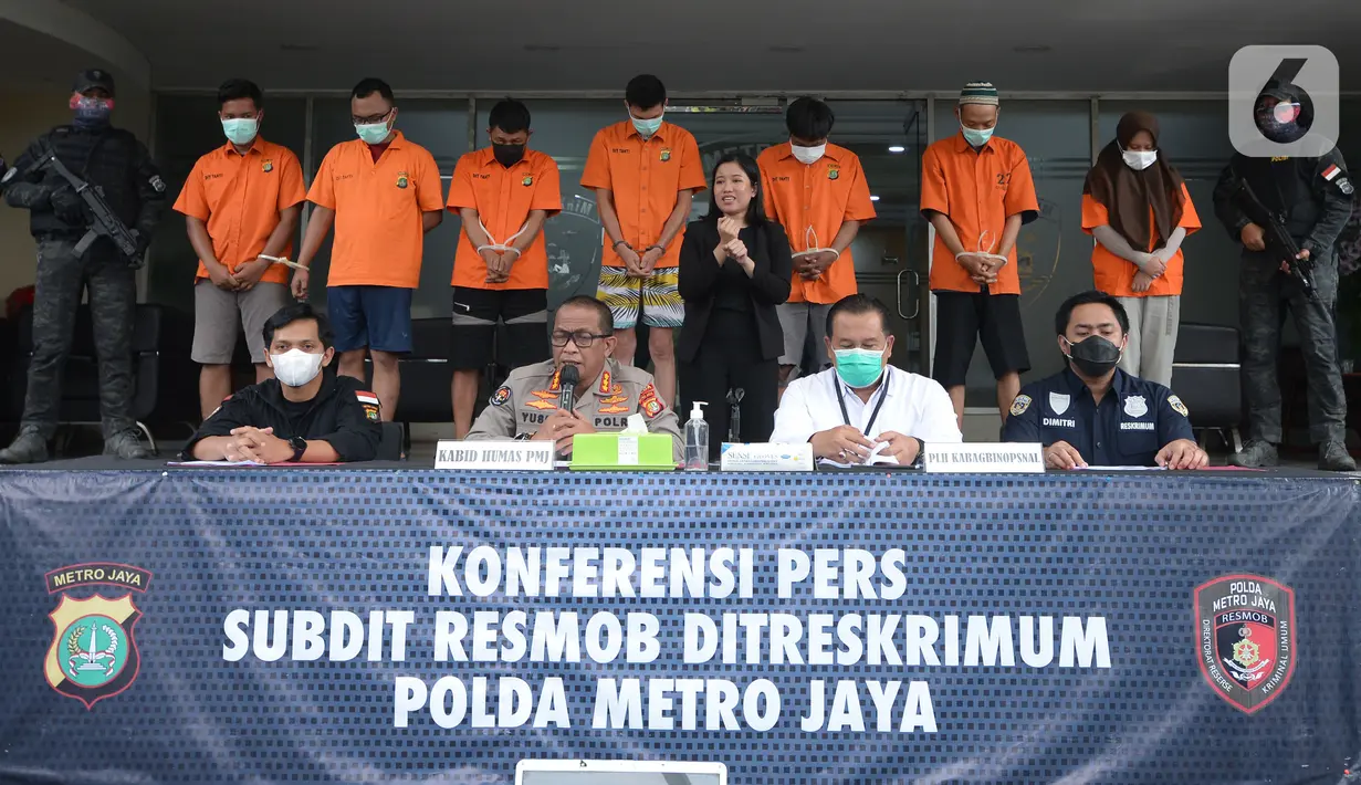 Kabid Humas Polda Metro Jaya, Kombes Pol Yusri Yunus memberikan keterangan kasus pemalsuan surat hasil tes PCR dan swab antigen di Jakarta, Selasa (13/7/2021). Petugas mengamankan barang bukti dokumen pembuatan surat swab antigen dan PCR palsu bertarif Rp170 - Rp 300 ribu. (merdeka.com/Imam Buhori)