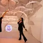 Pengunjung berfoto di Weather Changes Inspiration Room bertajuk Generasi #BisaBanget Playspace di Senayan City Jakarta, Kamis (15/11/2019). Kegiatan persembahan Nestle Bear Brand mengajak milenial untuk dapat mengeksplorasi potensi dalam diri menuju arah positif.(Liputan6.com/Fery Pradolo)