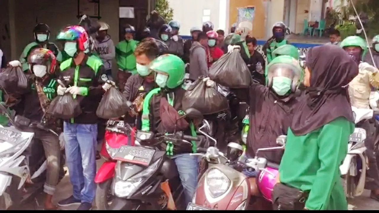 Ratusan paket sembako di Kota Kendari, diantarkan ojek online untuk menghindarkan warga dari berkerumun.(Liputan6.com/Ahmad Akbar Fua)